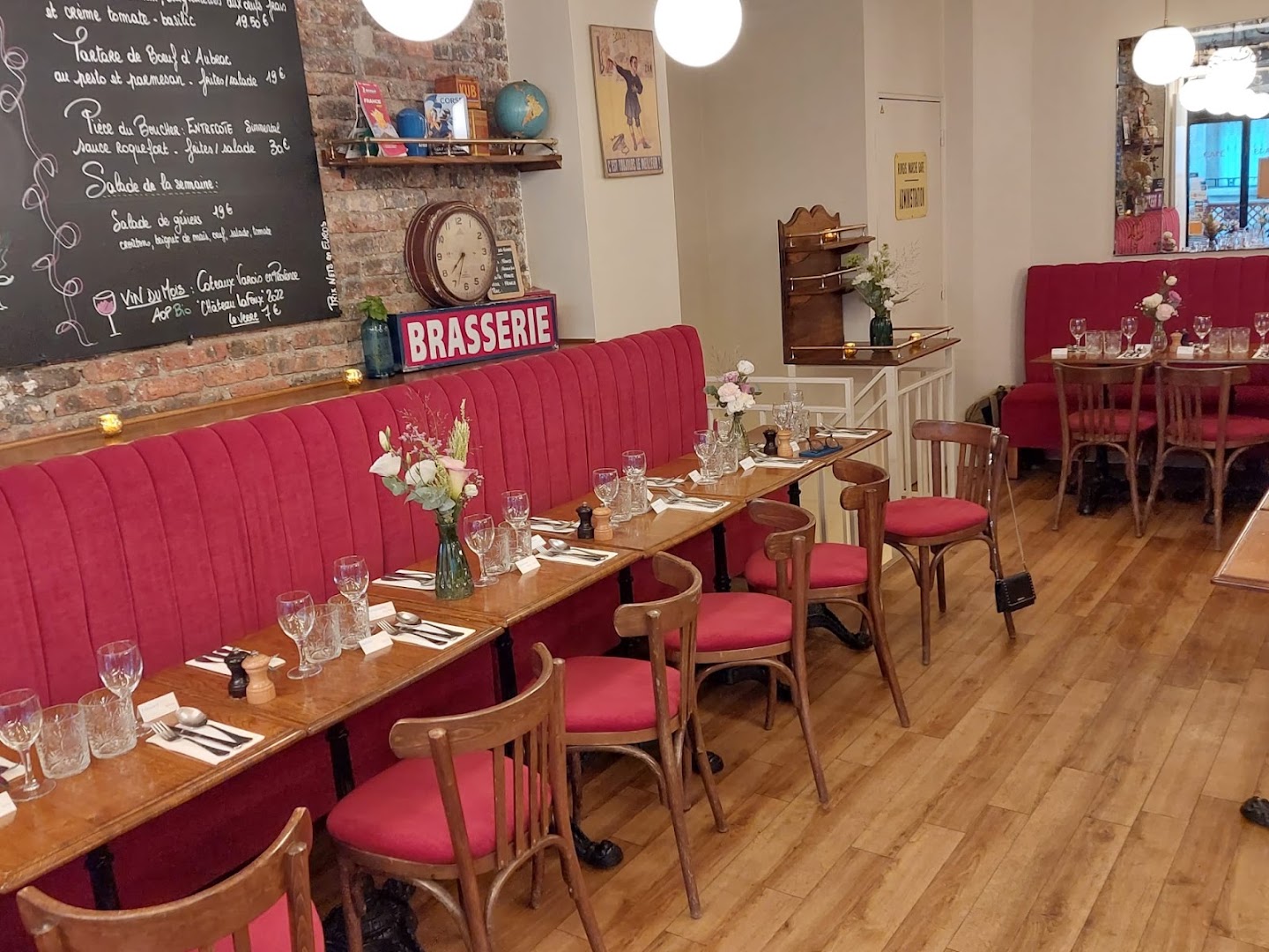 La salle vide avec ses banquettes rouges et ses tables dressées