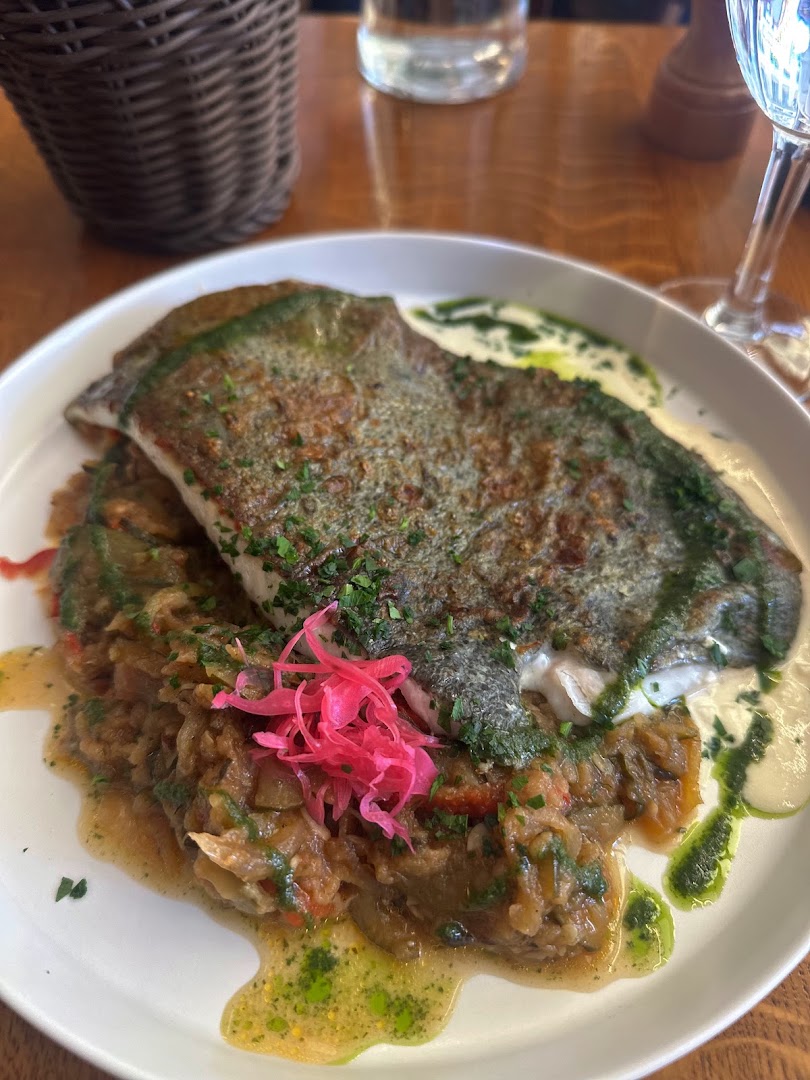 Un poisson rôti accompagné de légumes