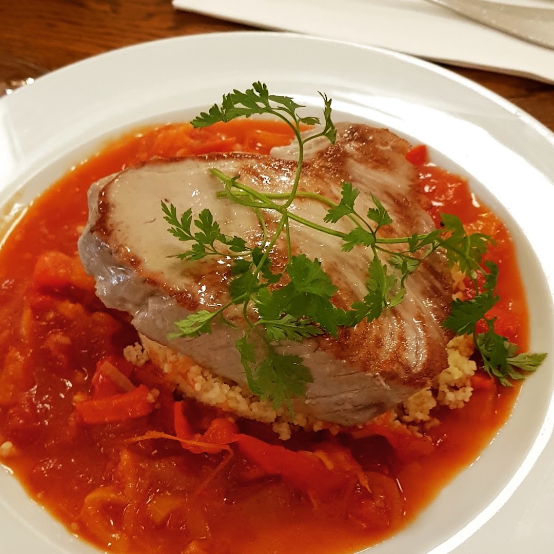 Un filet de poisson avec céréales et sauce au poivron