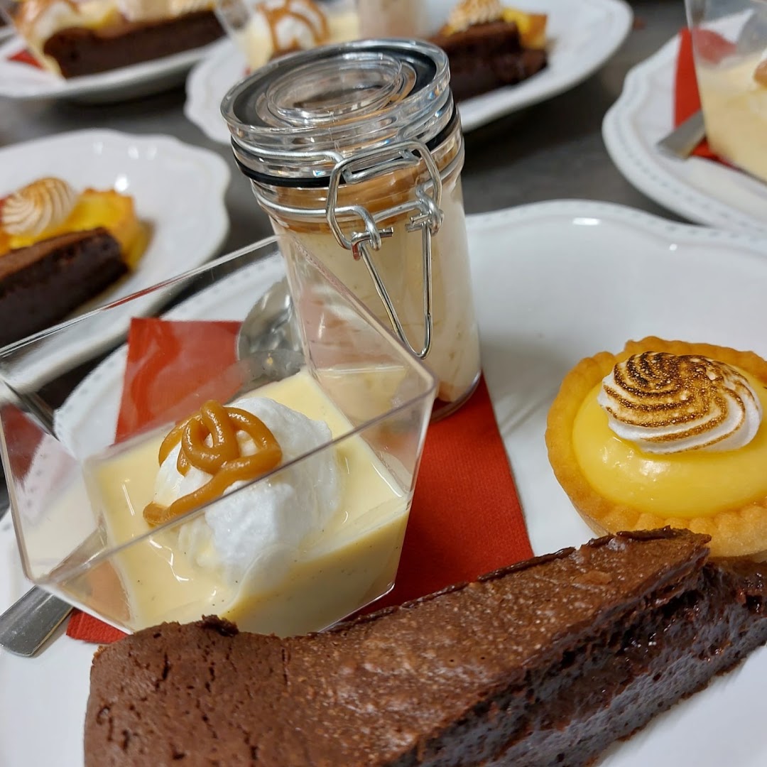 Un gâteau au chocolat, une tarte au citron et une crème
